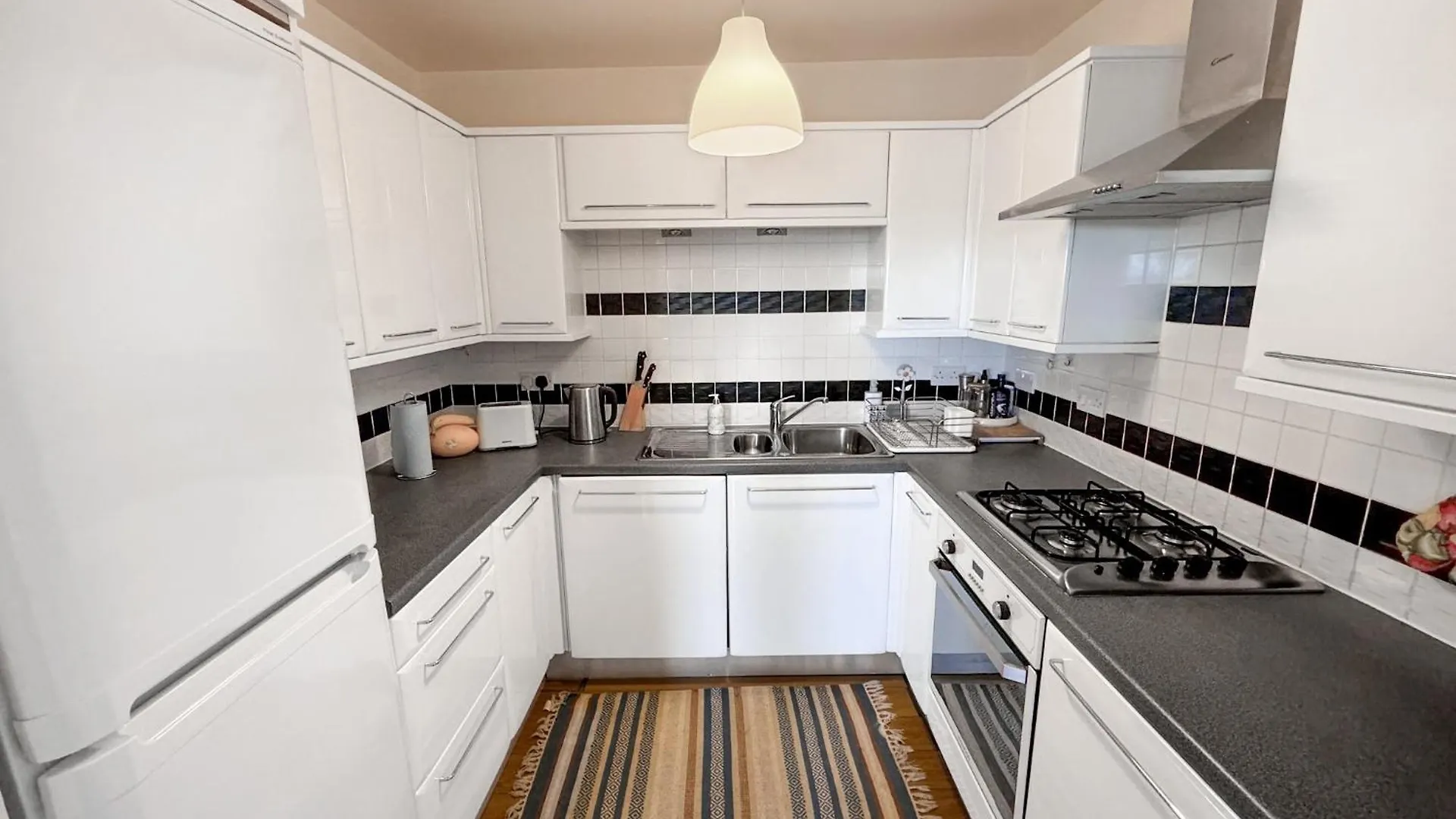 Arthurs Penthouse - Central Edinburgh Leith Walk 2-Storey Apartment - Free Parking & Fast Wifi