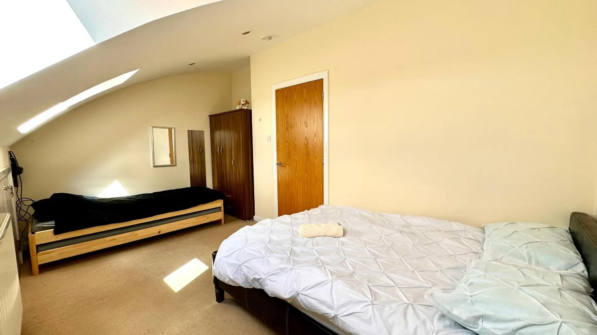 Arthurs Penthouse - Central Edinburgh Leith Walk 2-Storey Apartment - Free Parking & Fast Wifi